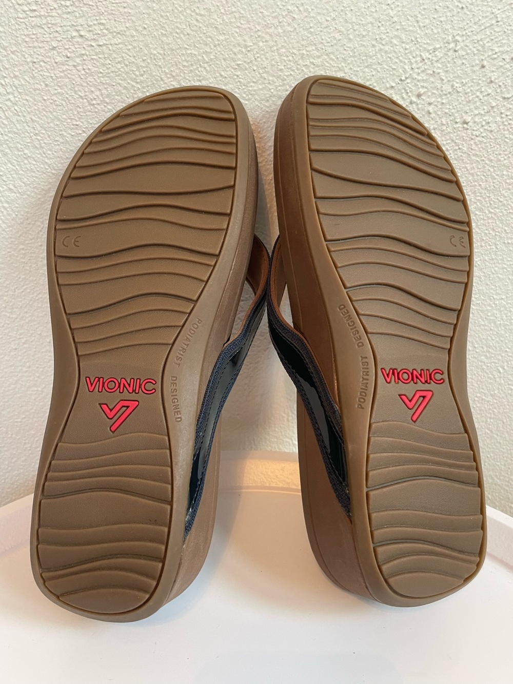 Vionic Womens Flip Flop Sandals High Tide Wedge Black Navy Patent
Leather Sz 8 - Picture 4 of 9